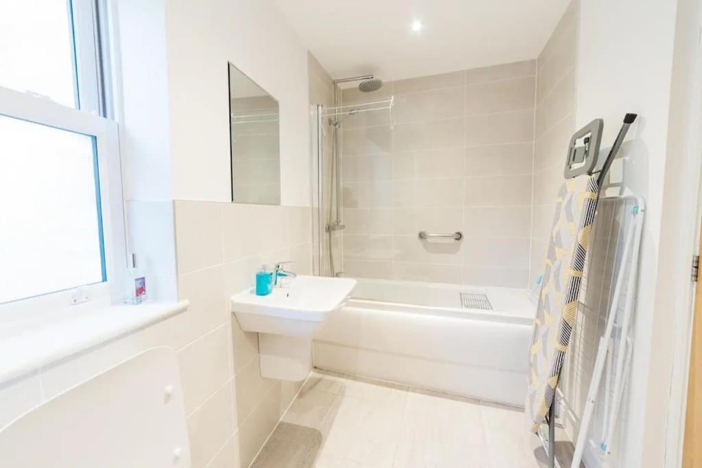 Apartment Stylish Open Plan Bath