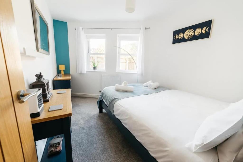 Apartment Stylish Open Plan Bath